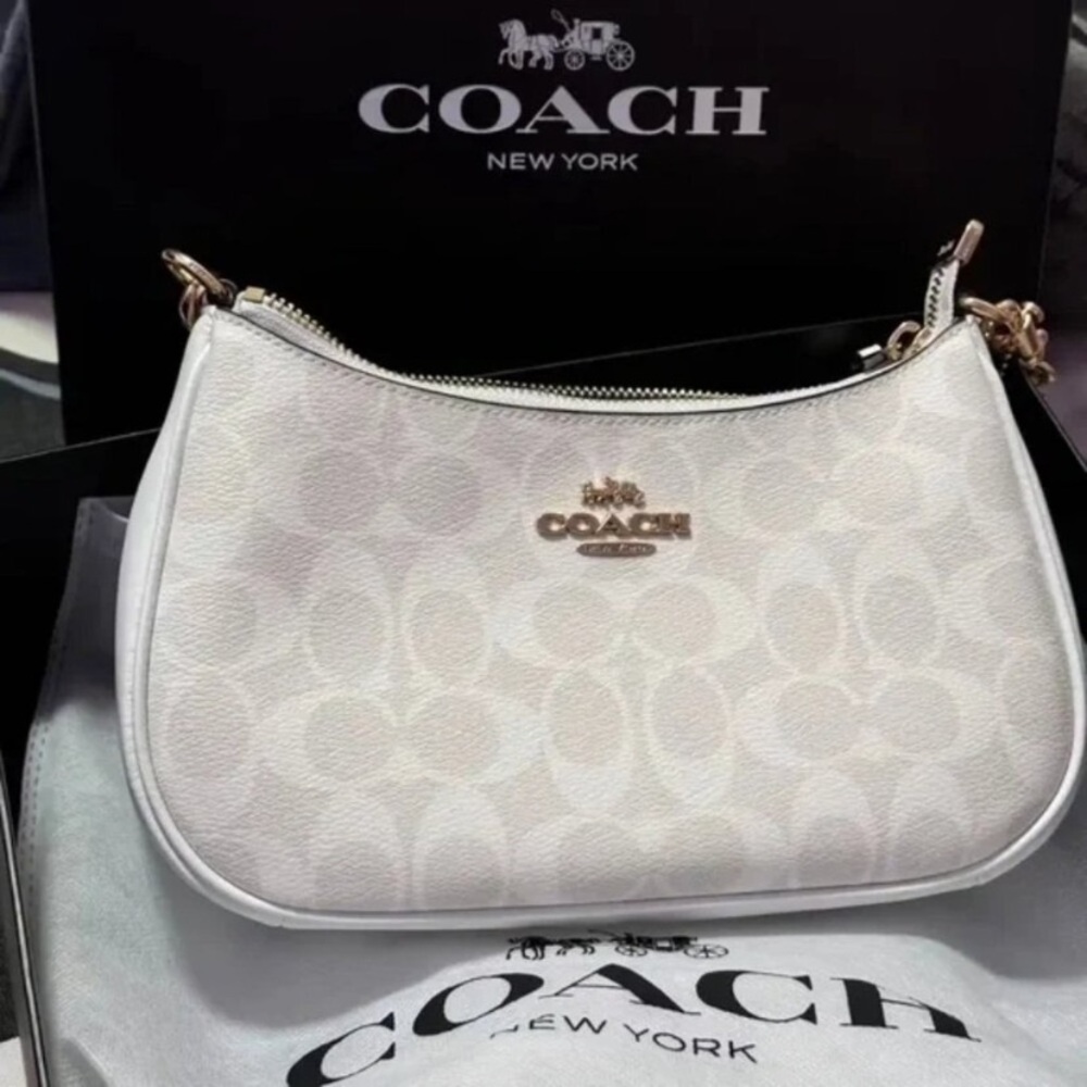 Coach Elegant Cream Shoulder Bag with Gold Accents - Picture 3 of 6